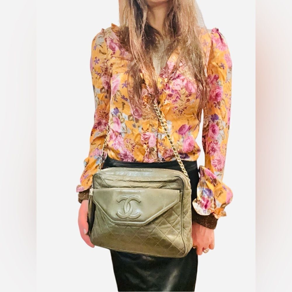Chanel olive green leather crossbody bag with Tassel Accents - Picture 4 of 16